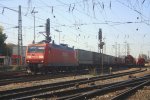 Die 145 024-6 von Railion fhrt mit einem LKW-Ambrogio-Zug aus Muizen(B) nach Gallarate (I) bei Ausfahrt in Aachen-West bei Sommerwetter.