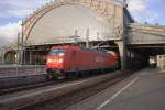 145 042 erreicht mit dem RE 50 nach Leipzig Hbf den Bahnhof Dresden-Neustadt.