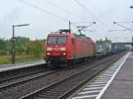 145 004-8 zieht einen Containerzug am 05.10.2011 durch Wiesental
