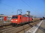 145 021-9 zieht einen Saet Autozug am 17.10.2011 durch Kaiserslautern
