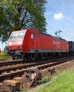 Mit einem Containerzug kommt die 145 055-0 am Rangiersignal im Gterbahnhof Nievenheim vorbei gefahren.