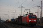 Die 145 064 fuhr am 9.2.12 mit einem gemischten Gterzug durch Ratingen-Lintorf.