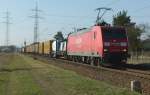 145 023-8 ist mit einem Containerzug am 27.03.2012 bei Wiesental