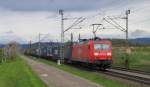 145 008-9 durchfhrt mit einem gemischten Gterzug das rtchen Denzlingen. 21.04.2012