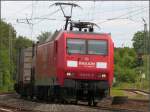 Die 145 011-3 mit Gterfracht am Haken ist unterwegs auf der KBS 480.