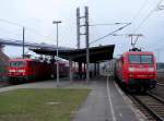 Zugbegegnung auf dem Bahnhof Stralsund - Rgendamm.Rechts 145 040-2 & 145 072-5 als Leerfahrt nach Binz und  143 564-2 mit einem RE von Rgen kommend.  (am 08.04.06)