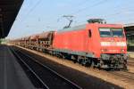 Bahnhof Berlin Flughafen Schnefeld am 25. Juli 2012, Durchfahrt  145 037-8 mit einem Zug Schttgutwagen in Richtung Genshagener Heide.