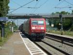 Am 26.07.2012 kam 145 054-3 mit einem KLV durch Ringsheim gen Sden durch.