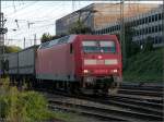 Am frhen Abend des 30.August 2012 hat die 145 051-9 Einfahrt im Aachener Westbahnhof.