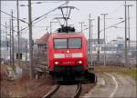 145 072-5 kommt als Leerfahrt durch den Bhf Stralsund - Rgendamm.  (am 08.04.06) 