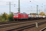 145 053-5 kommt langsam durch den HBf Hamm gefahren und zielt auf Einfahrt in den Umschlagbahnhof. Angehngt ist ein ganzer Zug mit Chemie-Sicherheitsbehltern. Am frhen Nachmittag des 26.10.2012.