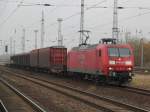 145 001-4 mit 52978 von Rostock-Seehafen nach Eberswalde bei der Ausfahrt in Rostock-Dierkow.16.11.2012     Fahrtage Mo+Mi+Fr(S)  