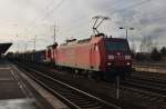 Hier 145 027-9 mit der Wagenlok 362 940-9 und einem Gterzug, bei der Durchfahrt am 6.2.2013 durch Berlin Schnefeld Flughafen, in Richtung Berlin Grnauer Kreuz.