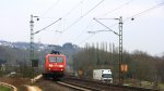 145 062-6 von Railion kommt aus Richtung Koblenz mit einem Containerzug aus Italien nach Aachen-West und fhrt in Richtung Kln.