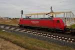 Einmal die Breitseite! Aus erhhter Position unweit des HP Allerheiligen fotografierte ich die 145 016-2 die am Freitagsptnachmittag als sie gen Neuss fahrend mit einem Containerzug vorber kam.5.4.2013