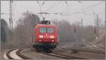 Unterwegs auf der KBS 480.Mit einen Containerzug am Haken legt sich die 145 054-3  in den Gleisbogen am Bahnhof Eschweiler.