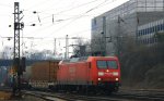 145 054-3 von Railion kommt aus Richtung Kln,Aachen-Hbf mit einem langen Containerzug aus Gallarate(I) nach Zeebrugge(B) und fhrt in Aachen-West ein bei Wolken am 6.4.2013.