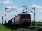 145 030 und 145 056 fahren am 18.05.13 mit einem gemischten Gterzug in Richtung Mannheim.