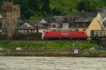 Bei Oberwesel ist die Railion 145 003-0 auf Umleiterwegen auf der linken Rheinseite Bergwrts unterwegs am Freitag den 14.6.2013