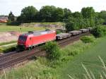 BR 145 067-5 fhrt am 9.6.05 entlang des Neubaugebietes Heemsen.