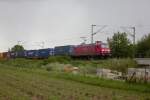 145 029-5 passiert mit ihrem Containerganzzug eine Baustelle bei Erpel. Der Himmel kndigt den rasch eintretenden Platzregen bereits an. (30.07.2013, 13:56 Uhr)