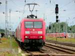 Am 11.08.2013 kamen 145 063 und 145 079 mit einem Containerzug durch Stendal.