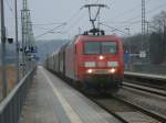 Ein kurzes Aufblenden der Scheinwerfer als Gruß von der Seddiner 145 043,am 26.Februar 2014,bei der Durchfahrt durch Bergen/Rügen.