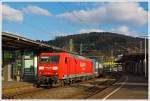 Die 145 062-6 der  DB Schenker Rail Deutschland AG mit einem Container- und Wechselbrückenzug am 02.03.2014 bei der Durchfahrt durch den Bahnhof Betzdorf/Sieg, in Richtung Köln.