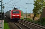 Mit einem Kastelzug kommt die 145 004-8 gen Neuss auf der Kbs 495 gefahren, hier ist sie bei Neuss Allerheiligen. 6.4.2014