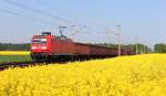 145 073-3 fährt am 29.04.2014 mit einem gemischten Güterzug am Bü 42,485 zwischen Peine und Vechelde vorbei.