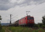 145 012 fähr tmit einem Güterzug die Linke Rheinstrecke entlang, hier bei Gau-Algesheim.