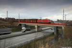 145 015 bringt am 02.01.07 den Kohlezug aus der Lausitz nach Chemnitz. Hier fotografiert beim berqueren der A4 bei Oberlichtenau.