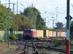 145 013 zieht am 19.09.2014 einen Containerzug durch Bremerhaven.