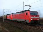 Abwechslungsreiche Bahnwelt: Vorne die stark verdreckte 189 021 und dahinter die saubere und frischlackierte 145 063, bei einem Zwischenhalt in Langendorf (Stralsund, 06.01.07)