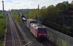 145 046 passiert mit einem gemischten Güterzug am 15.10.14 Holzweißig.