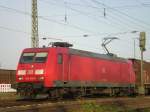 145 010-5 wartet am Rangierbahnhof Mannheim an einem Signal am 16.04.2015 um 08:20 Uhr auf die Weiterfahrt. Fotografiert vom parallel laufend Feldweg aus. 