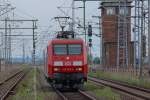 Lok der BR 145 ist am ehemaligen Befehlsstellwerk des Bahnhofes Pasewalk vorbeigefahren.