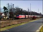 145 002 passiert mit einem Steinkohle-Bunkerzug den Bf Wahrenbrck bei Bad Liebenwerda in Richtung Falkenberg/Elster. 12.02.07