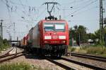 Durchfahrt am 25.07.2014 von 145 076-6 mit einem Containerzug in Richtung Schweiz in Müllheim (Baden).