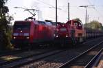 Übergabe in Rommerskirchen.
261 016-6 brachte am heutigen Sonntag einen Braunkohlezug aus Niederaussem nach
Rommerskirchen. Später kam dann die 145 003-0 und übernahm nun den Zug....11.10.2015.