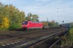 DB 145 002-2 durchfährt am 26.10.2015 das herbstliche Bochum-Riemke.