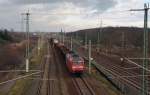 145 017 fuhr am 14.02.16 die Holzweißiger Überführung empor um mit ihrem gemischten Güterzug  die Streckengleise der Strecke Bitterfeld - Halle zu überqueren. Am Haken hatte sie einen Güterzug der Relation Seddin - Engelsdorf. 