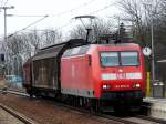 145 079 durchfhrt mit ihrem „berlangen“ Gterzug den Bahnhof Martensdorf. (20.02.07)