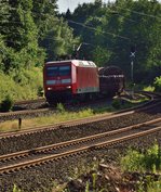 Durch Haan Gruiten kommt die 145 017-0 mit einem Mischer am Haken gen Wuppertal gefahren am Abend des 2.7.2016