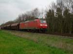 145 022 am 11.4.2007 mit Gterzug unterwegs Richtung Hannover zwischen Drverden und Eystrup
