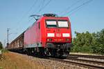 Mit einem gemischten Güterzug (Mannheim Rbf - Chiasso) fuhr am 10.07.2015 die Seddiner 145 026-1 bei Hügelheim in Richtung Schweizer Grenze.