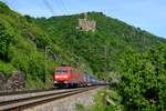 Eine DB Schenker 145 ist mir bisher noch nicht vor die Linse gefahren, deswegen war die Freude groß. als am 11. Mai 2015 bei Wellmich unter der Burg Maus die recht saubere 145 055 mit einem gut ausgelasteten Containerzug um die Ecke bog.