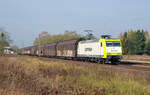 Mit dem Porschezug aus Osnabrück rollte 145 094 der Captrain am 04.11.17 durch Jütrichau Richtung Roßlau.