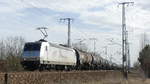 145 084 zieht einen Güterzug gen Norden über das Gelände des ehemaligen Rbf Berlin Wuhlheide.