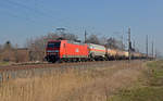 145 043 der MEG schleppte am 23.03.19 einen Kesselwagenzug durch Braschwitz Richtung Halle(S).